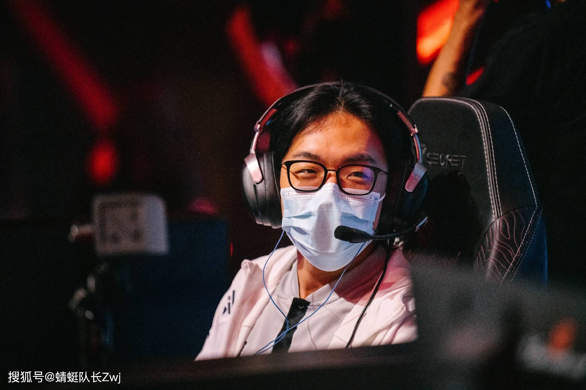 开云下载-包含PSG横扫100T，Gumayusi拿下关键大龙宿敌对决八强赛，留下经典瞬间的词条