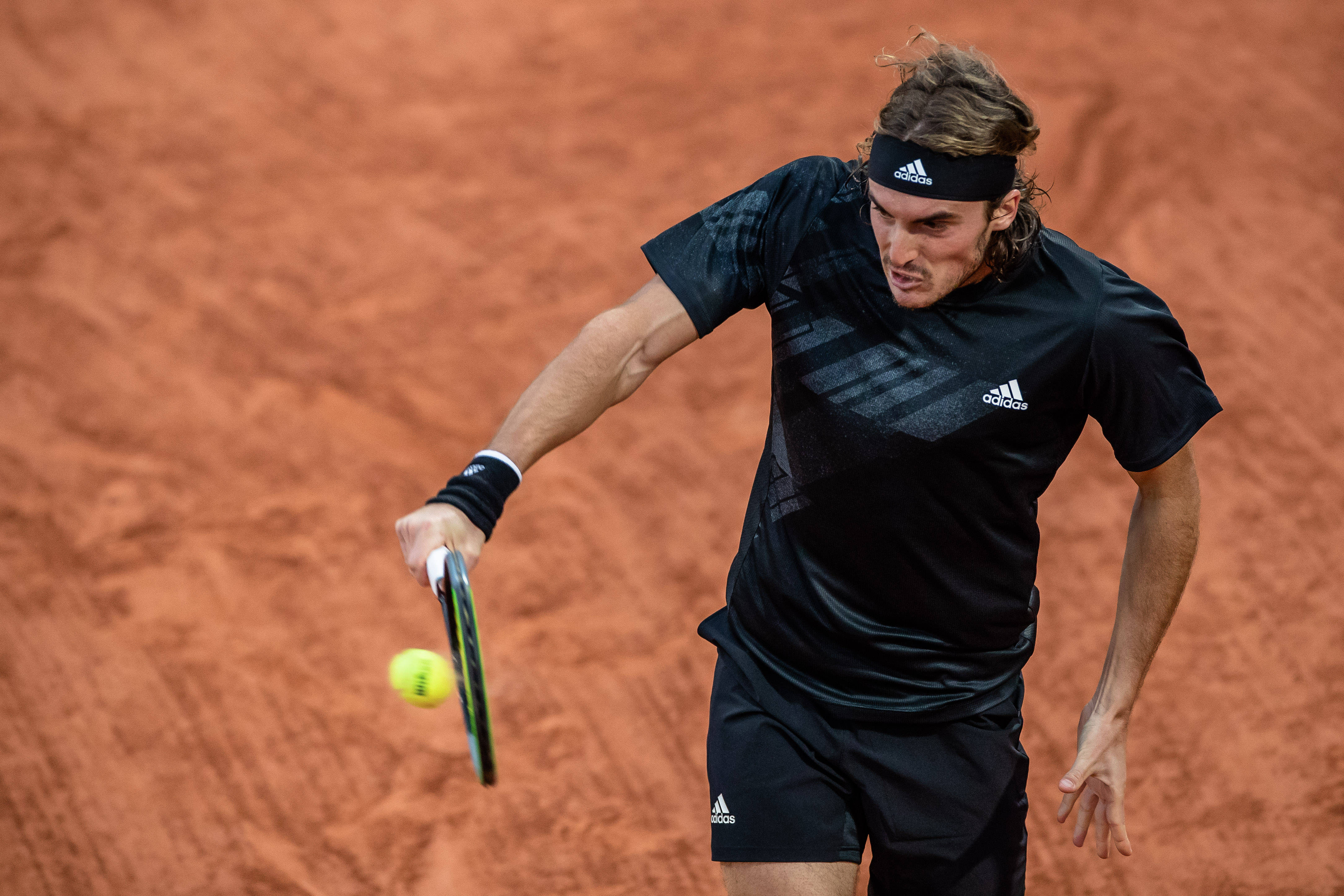 关于西班牙网球队力克意大利网球队，西西帕斯打破历史纪录的信息