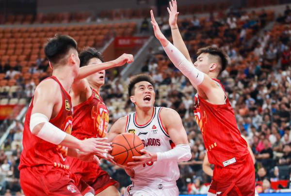 广州男篮外援抢眼,带领球队冲击前四 广州男篮外援抢眼,带领球队冲击前四