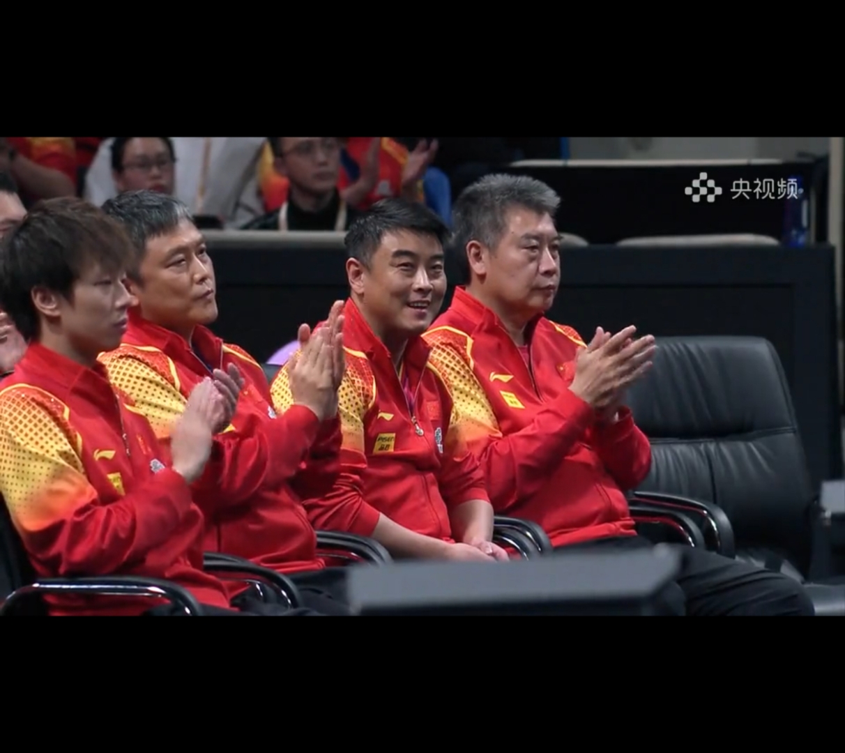 教练力挺球队，精彩表现赢得观众掌声