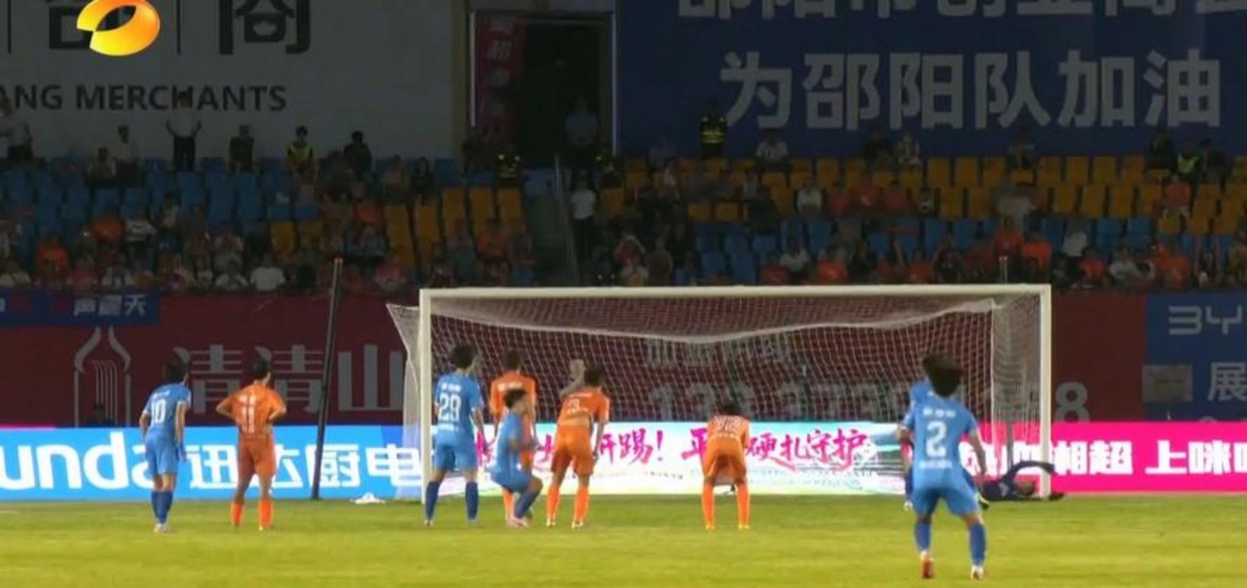 紧张比赛,双方实力对抗激烈 紧张比赛,双方实力对抗激烈