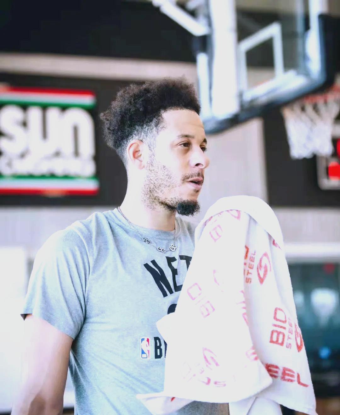 开云体育APP下载-篮网新秀在场上闪耀，为球队贡献不少