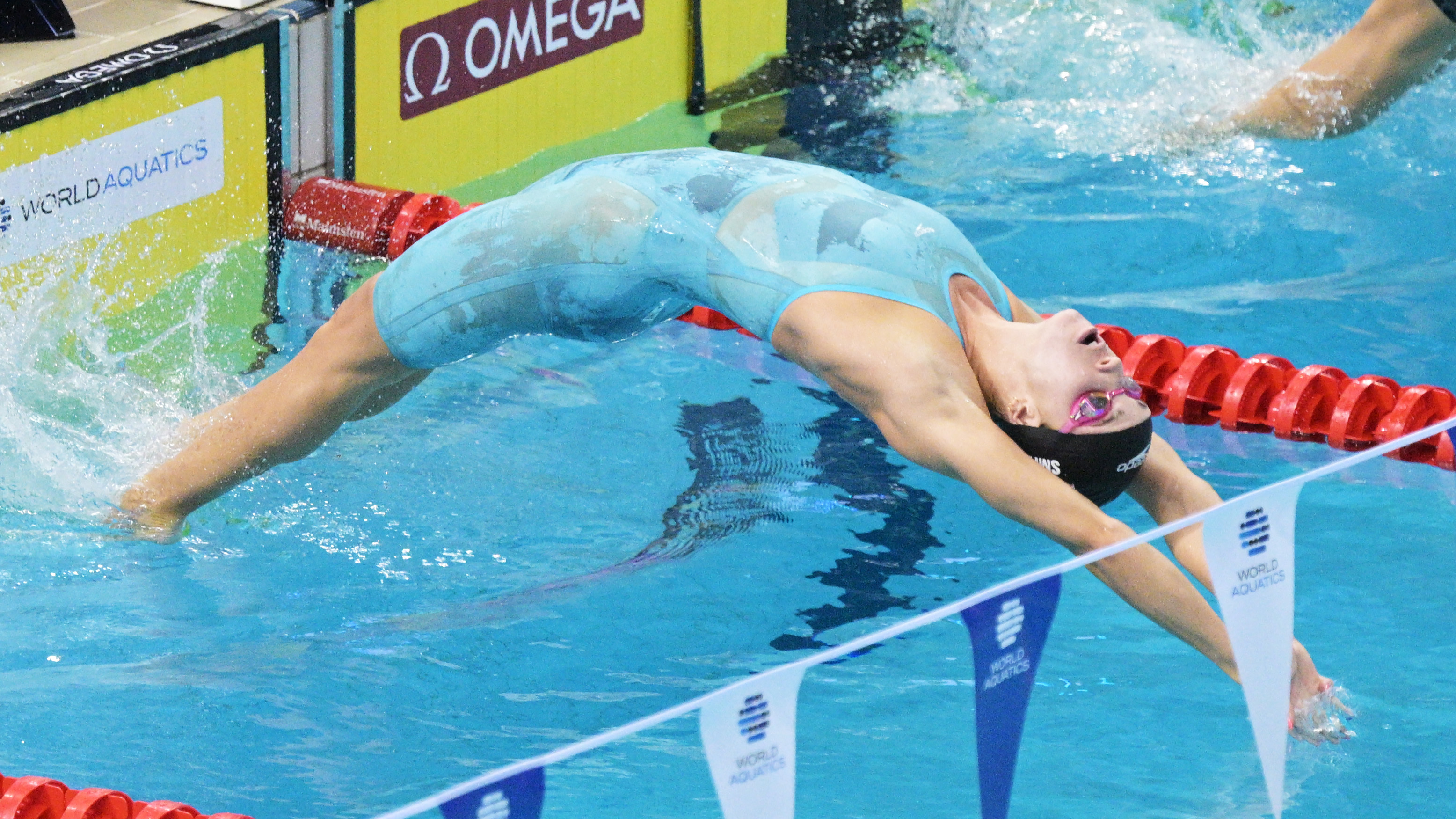 开云体育平台APP-加拿大女子游泳成绩出众，水中女神