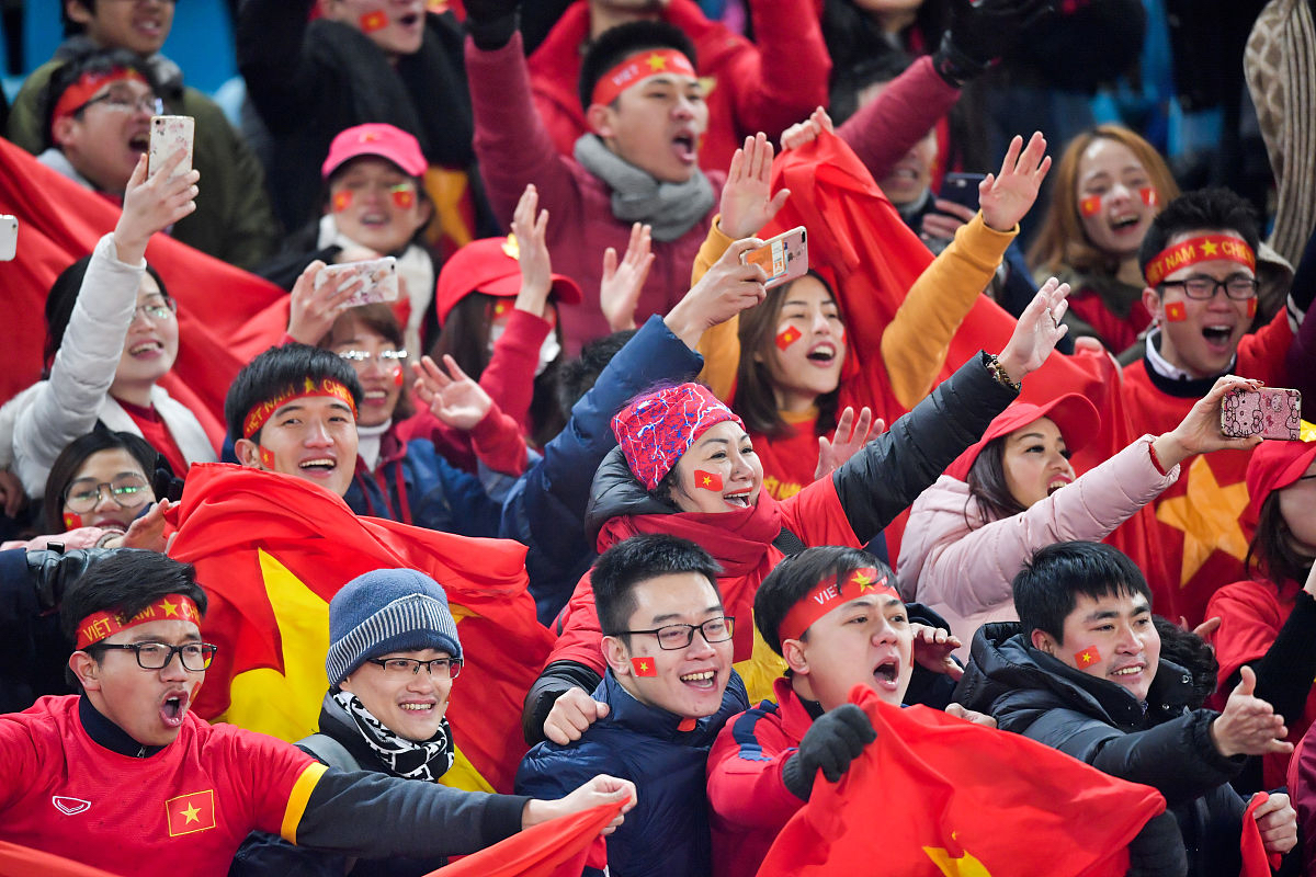 在场上尽展风采的球队备受瞩目