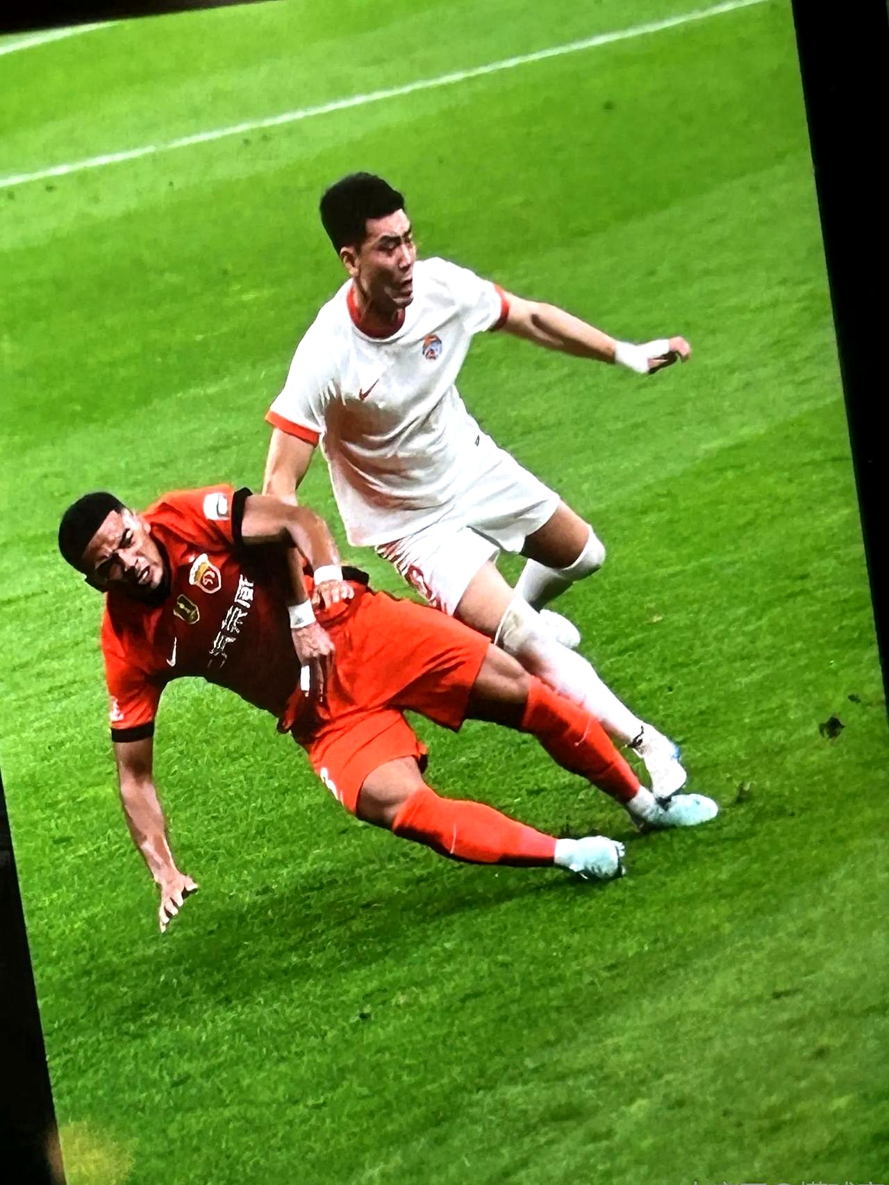 足球明星与队友在社交媒体上发生冲突