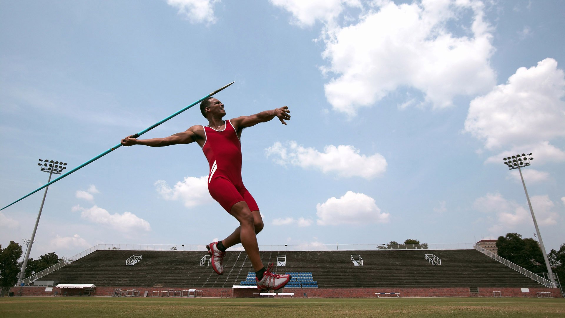 绝境中的艺术，佩雷兹关键制胜，迈凯伦上演史诗逆转哈斯车队