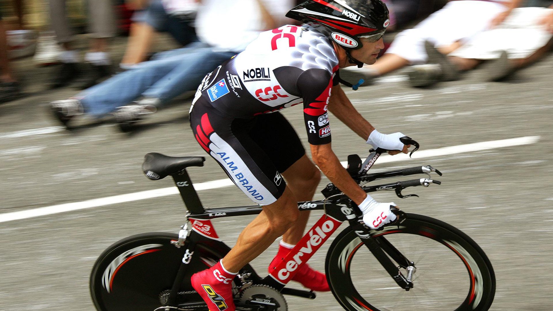 绿茵场上的横扫与羽球场上的高光，体育精神的多元绽放